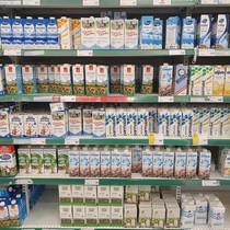 Молоко на полках магазина